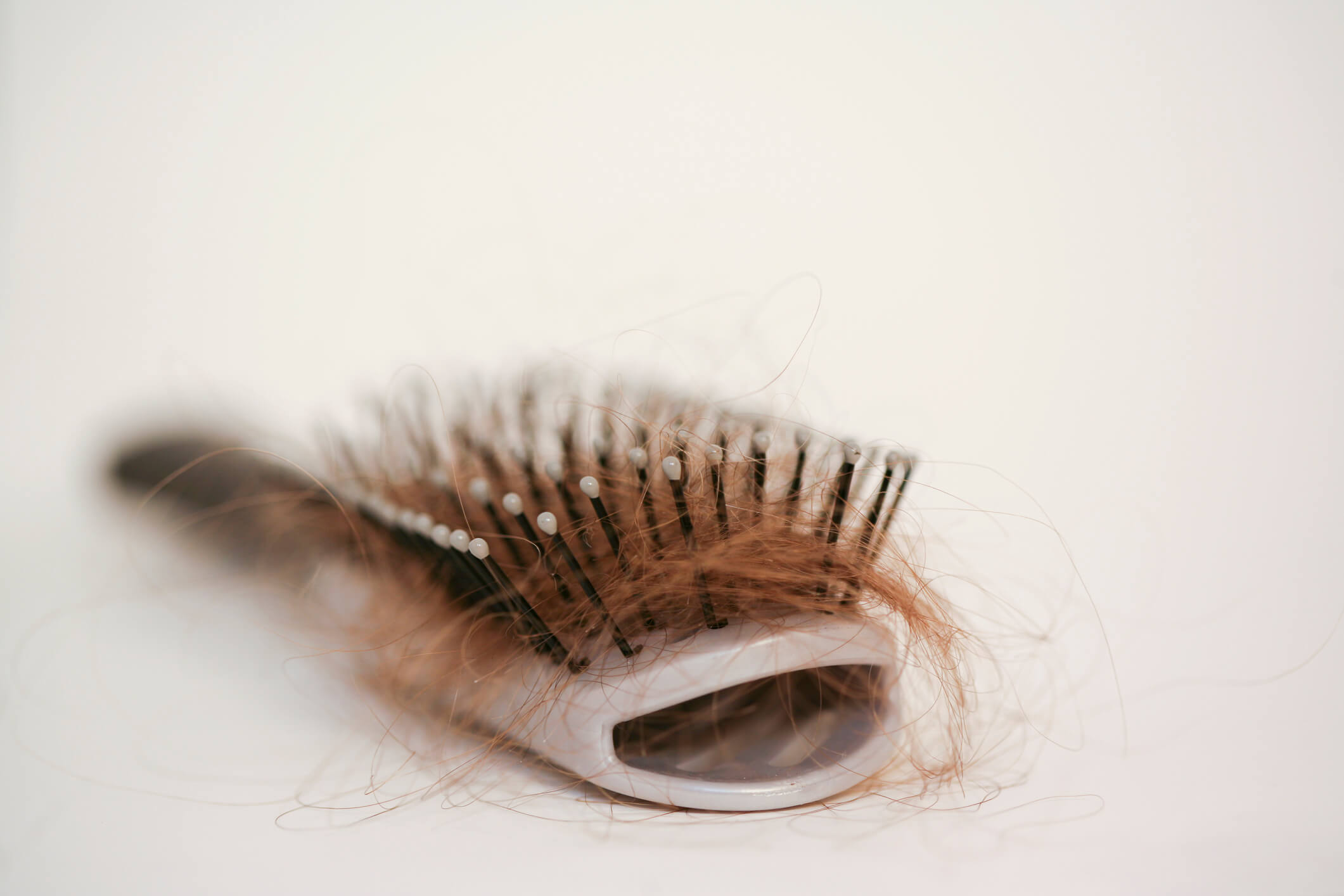 Estresse e ansiedade podem causar queda de cabelo? Descubra!